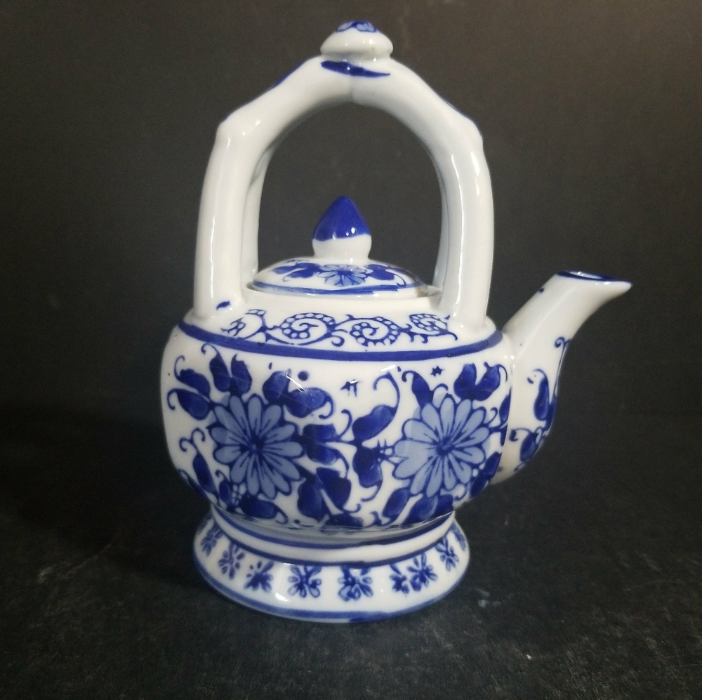Blue White Chinese Porcelain Floral 6" Tea Pot